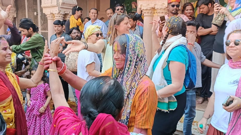 Braj ki Holi 2023 Widows Play Holi In Gopinath Temple Vrindavan Mathura