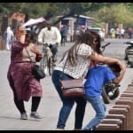 मधुमक्खियों के हमले से बेटे को बचाती महिला पर्यटक