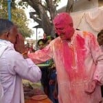 अंबिकापुर में होली मिलन समारोह में सिंहदेव ने गुलाल लगाकर किया स्वागत।