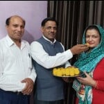 मंजू ढिगाना को मिठाई खिलाते उनके पति सुभाष ढिगाना। मंजू ढिगाना का फोटो।