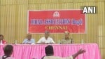 बिहारी लोगों से बात करते बिहार सरकार के अधिकारी