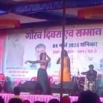 मंच पर फिल्मी गानों पर डांस करतीं नृत्यांगनाएं