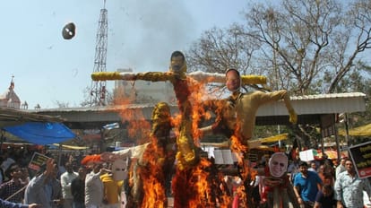 आप नेताओं के फूंके पुतले