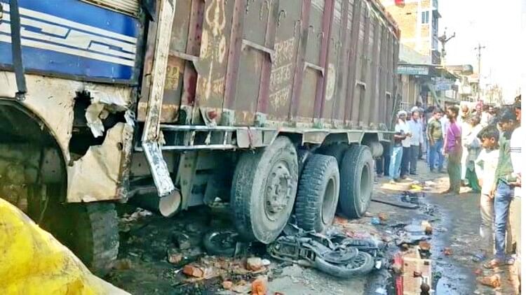 Nawada: बाजार में भीड़भाड़ के बीच अनियंत्रित होकर पलटा ट्रक, दबने से एक की मौत, आठ घायल