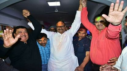 UP: ब्रजेश पाठक के आवास पर होली मिलन समारोह, ढोल नगाड़े पर कार्यकर्ताओं के साथ जमकर नाचे डिप्टी सीएम ब्रजेश पाठक के आवास पर होली मिलन समारोह