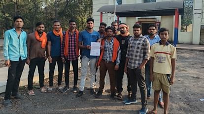 दो तस्कर गिरफ्तार: खेतों में घूम रहे गाय-बैलों को बना रहे थे बंधक; कुछ दिन पहले हमले में हुई एक गाय की मौत थाने में शिकायत लेकर पहुंचे गो तस्कर।