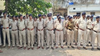 होली के हुड़दंगियों पर नजर रखेंगे 'बाज': पुलिस ने बनाई 10 स्पेशल टीमें, सीसीटीवी से होगी शहर की निगरानी होली पर कानून व्यवस्था बनाए रखने के लिए बड़ी संख्या में पुलिस की तैनाती की गई है।