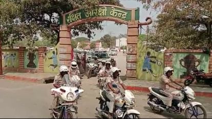 पुलिस ने निकाला फ्लैग मार्च।