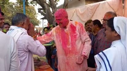 चुनावी साल में 'बाबा' के रंग: सिंहदेव के होली मिलन समारोह में नेताओं का जमावड़ा; मंत्री भगत के करीबी भी पहुंचे अंबिकापुर में होली मिलन समारोह में सिंहदेव ने गुलाल लगाकर किया स्वागत।