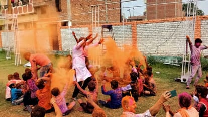 होली के रंग बाल स्वयंसेवकों के संग: बनारस में RSS ने जमकर उड़ाया अबीर-गुलाल