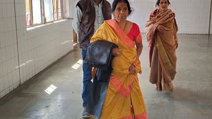 जिला चिकित्सालय से निकलकर घर जाती फूड प्वाइजनिंग की मरीज माधुरी श्रीवास्तव एवं कमला देवी।