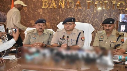Banda: मुख्तार के सहयोगियों के खिलाफ कार्रवाई, दोनों के घरों से डबल बैरल गन व भारी मात्रा में कारतूस बरामद पुलिस लाइन सभागार में प्रेसवर्ता करते एसपी अभिनंदन, एएसपी लक्ष्मी निवास मिश्र