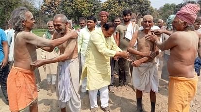 किसानों का अनोखा विरोध प्रदर्शन: खेत की मिट्टी से खेली होली, एक-दूसरे के माथे पर लगाया तिलक, ली ये प्रतिज्ञा किसानों का अनोखा विरोध प्रदर्शन: खेत की मिट्टी से खेली होली, एक-दूसरे के माथे पर लगाया तिलक