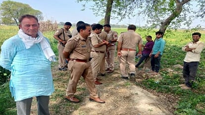 मौके पर जांच करते पुलिस कर्मी