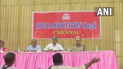 बिहारी लोगों से बात करते बिहार सरकार के अधिकारी