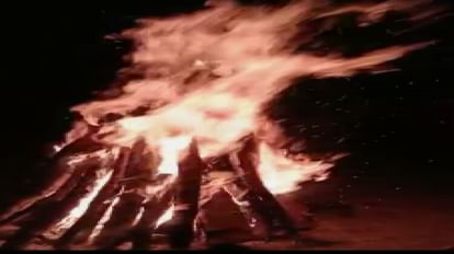 Raipur: शुभ मुहूर्त में हुआ होलिका दहन, लगे भक्त प्रहलाद के जयकारे, लोगों ने एक दूसरे को दी होली की बधाई होलिका दहन