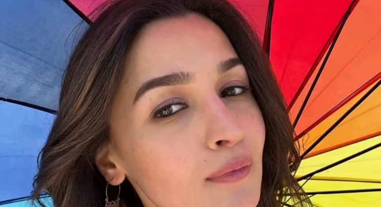 Alia Bhatt shares her Holi greetings with her rangeeli pic from the set of Rocky Aur Rani Ki Prem Kahani