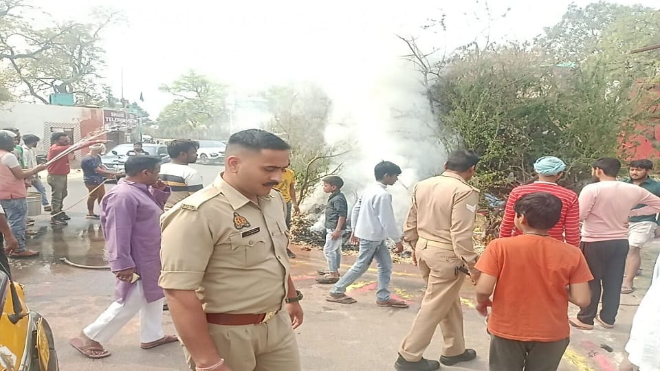 Suddenly Holi kept at crossroads started burning during holika puja by womens