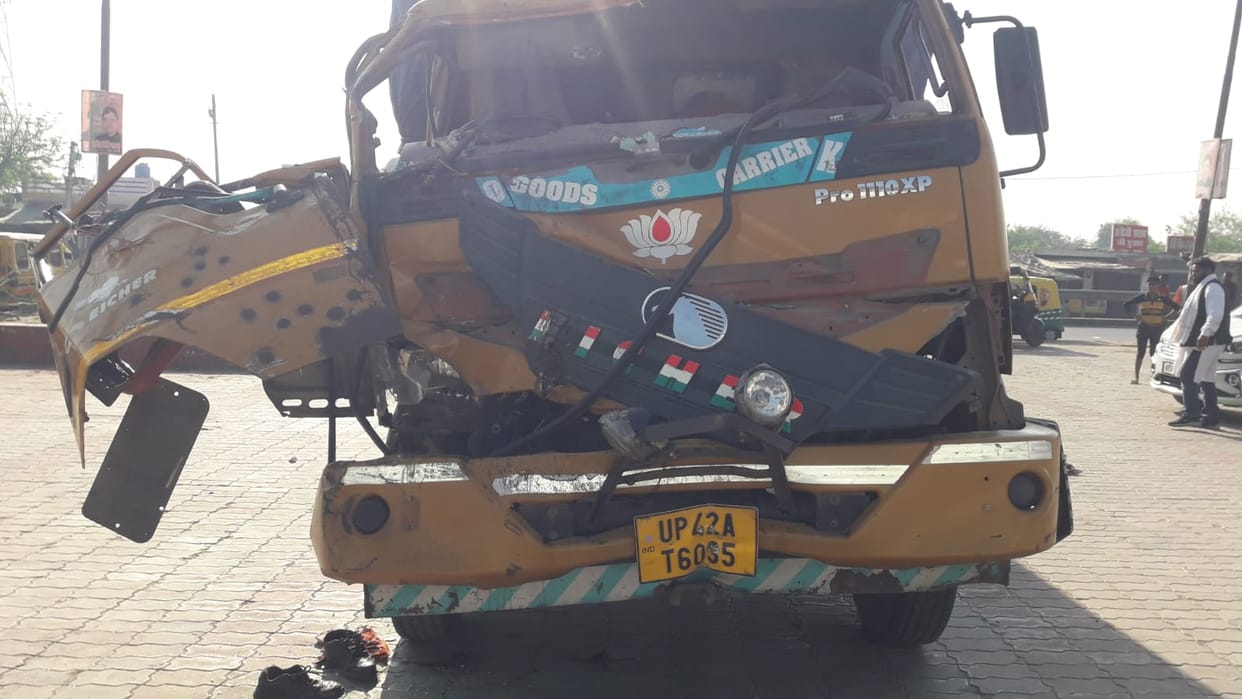 Barabanki News: Goods vehicle rammed into sugarcane laden trolley, driver resident of Sitapur died