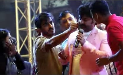 Uproar in Pawan Singh's stage show, pelting bricks and stones fiercely, police did not have to use lathis