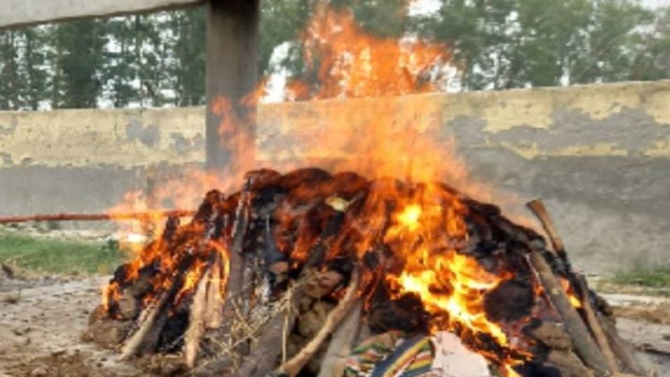 Married woman burnt to death and mother alleges murder for dowry in Agra