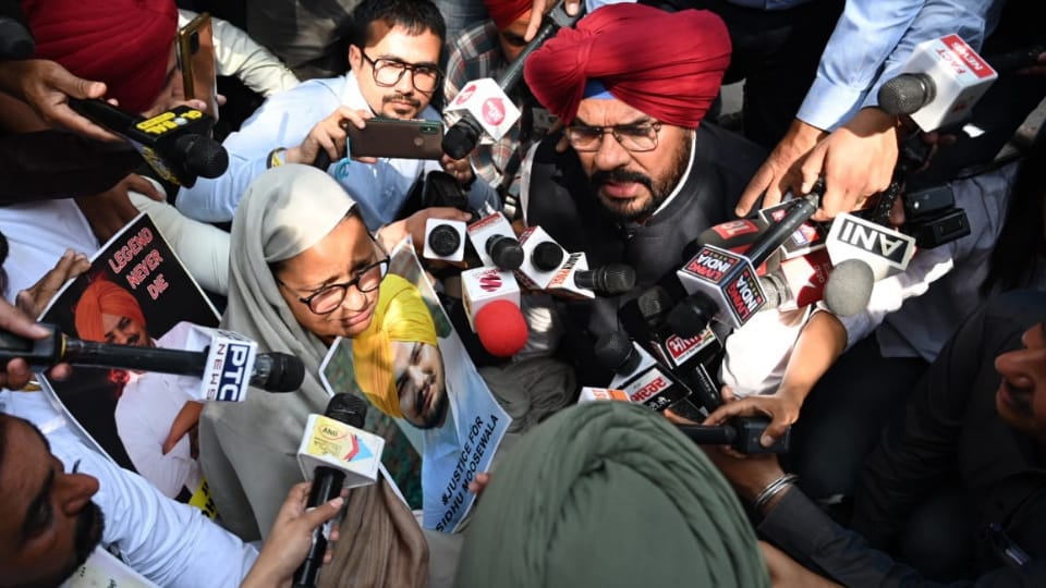 Punjab Budget Session All Update, Sidhu Moosewala Parents protest outside vidhansabha