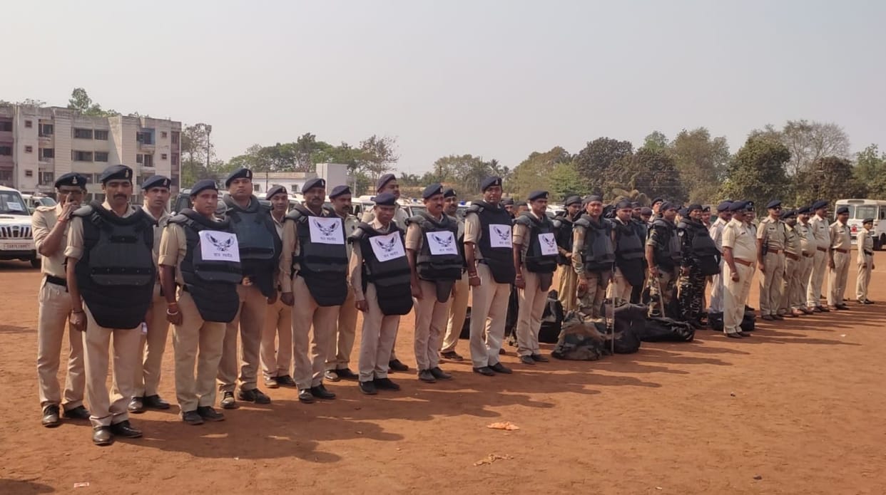 chhattisgarh police flag march on holi for law and oreder in durg