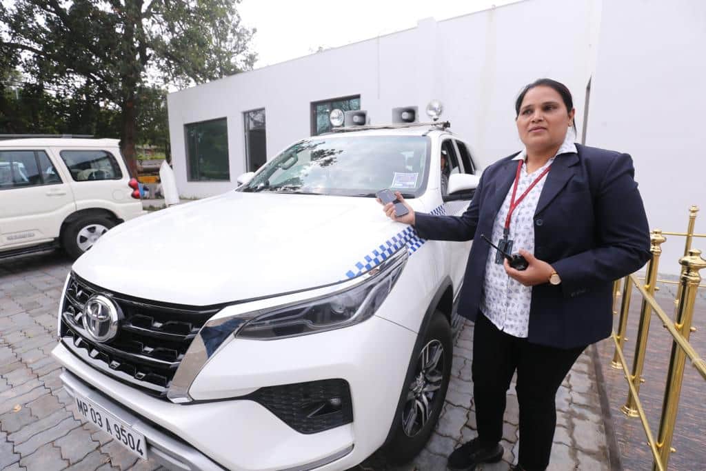MP News: Women officers took care of CM's security, Akanksha Sharma became CM's charioteer, Irshad Ali became