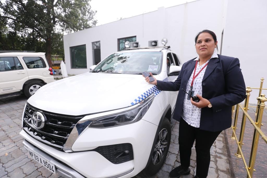 MP News: Women officers took care of CM's security, Akanksha Sharma became CM's charioteer, Irshad Ali became