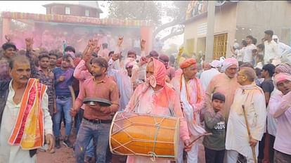 Holi 2024 Mathura Abir-gulal Flew Among Cattle In The City Of Prahlad