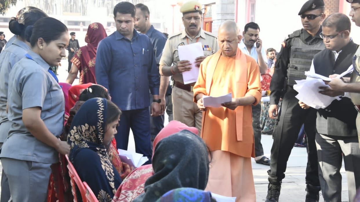 CM Yogi heard the complaint in Gorakhpur