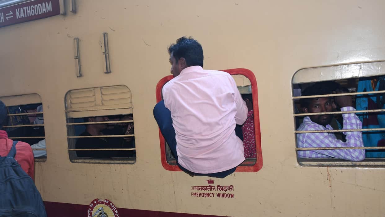 Crowd in trains after Holi 2023 in Gorakhpur
