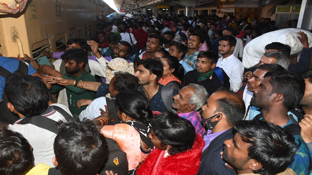 train overcrowded passenger in Holi 2023