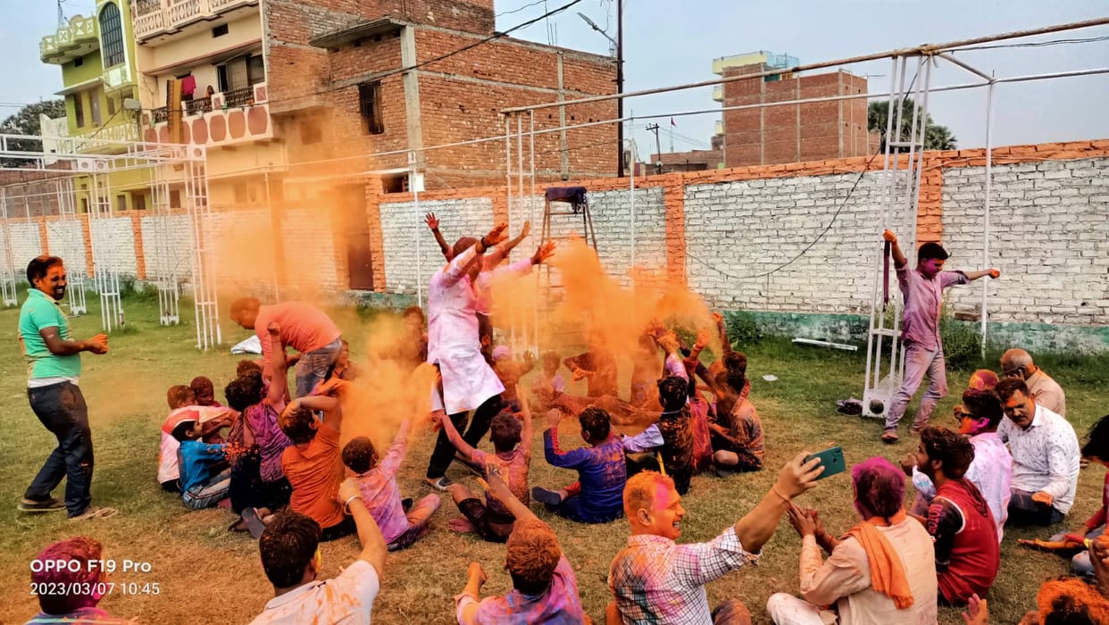 The colors of Holi with child volunteers: In Banaras, the RSS celebrated Abir-Gulal, the color of discipline