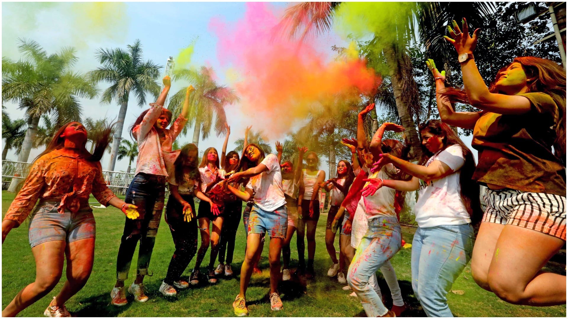 Holi 2024 Do not Wear These Clothes Clothes While Playing Holi