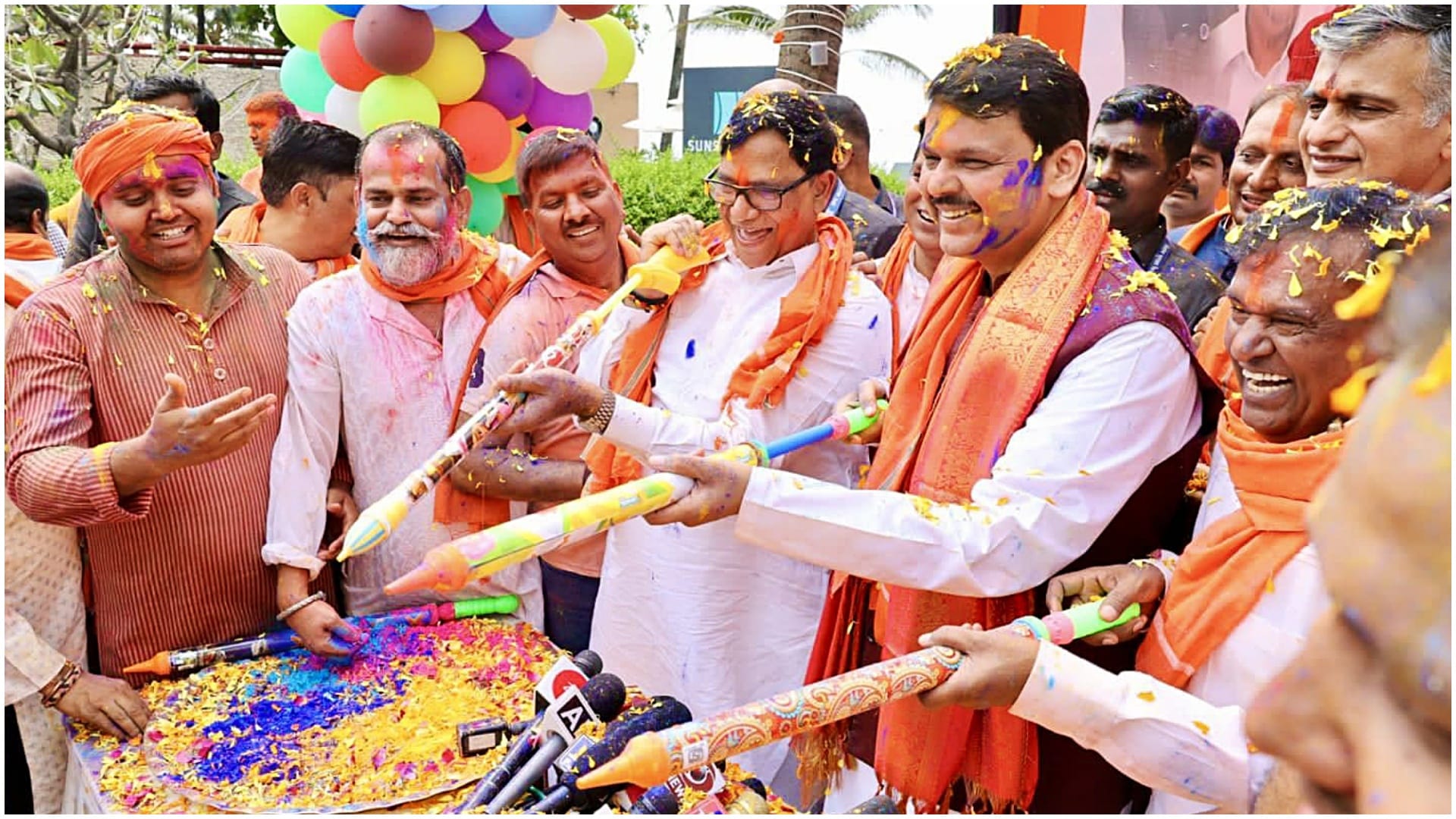 Holi 2023 Maharashtra celebration Photos Videos CM Eknat Shinde Bollywood Celebrities Latest News Update