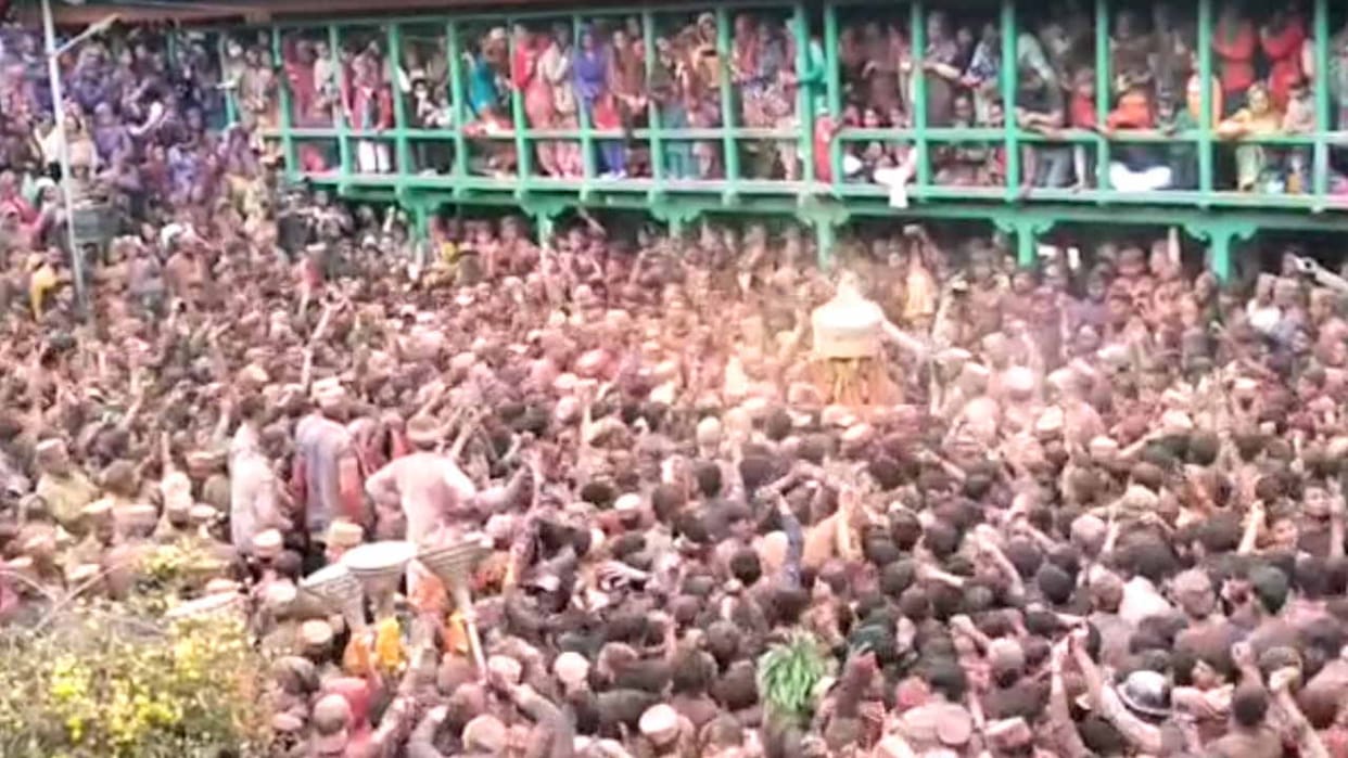 Bungdu Mahadev played Holi with people, gulal flew in the air as soon as God ordered