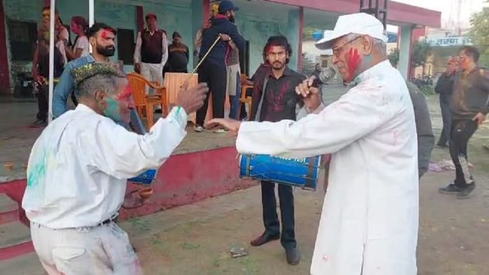 Elderly people played Holi with players in the gandhi stadium in Pilibhit