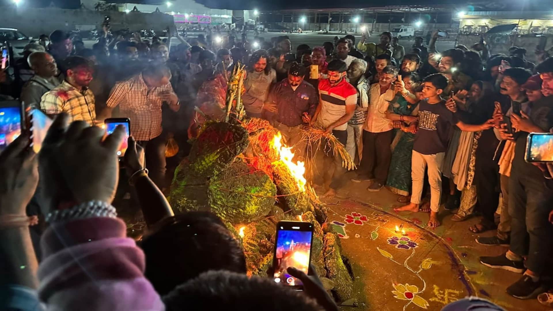 Sehore Kubershwardham Narrator Pandit Pradeep Mishra did Holika Dahan in Kubershwardham See Photos