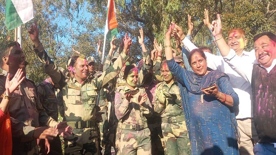 Jawans celebrated Holi in Jammu Kashmir, pictures of enthusiasm and enthusiasm surfaced