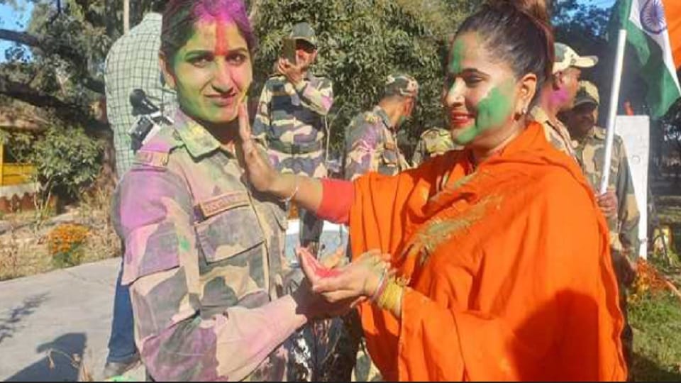 Jawans celebrated Holi in Jammu Kashmir, pictures of enthusiasm and enthusiasm surfaced