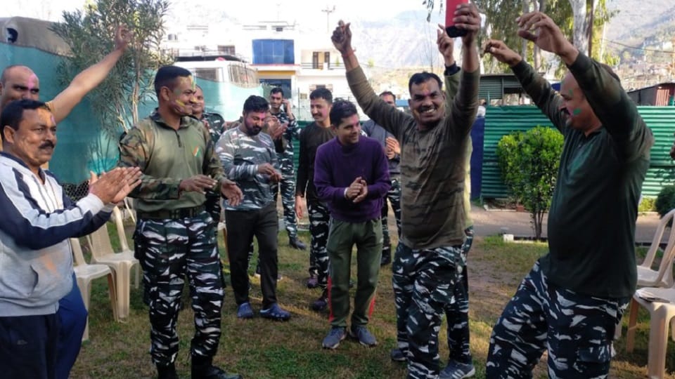Jawans celebrated Holi in Jammu Kashmir, pictures of enthusiasm and enthusiasm surfaced