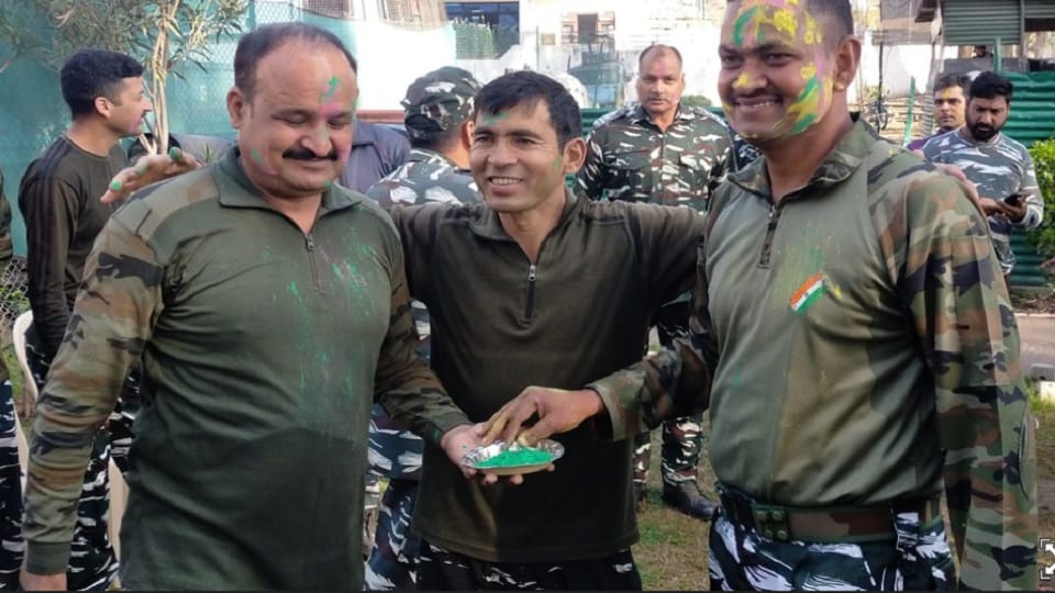 Jawans celebrated Holi in Jammu Kashmir, pictures of enthusiasm and enthusiasm surfaced