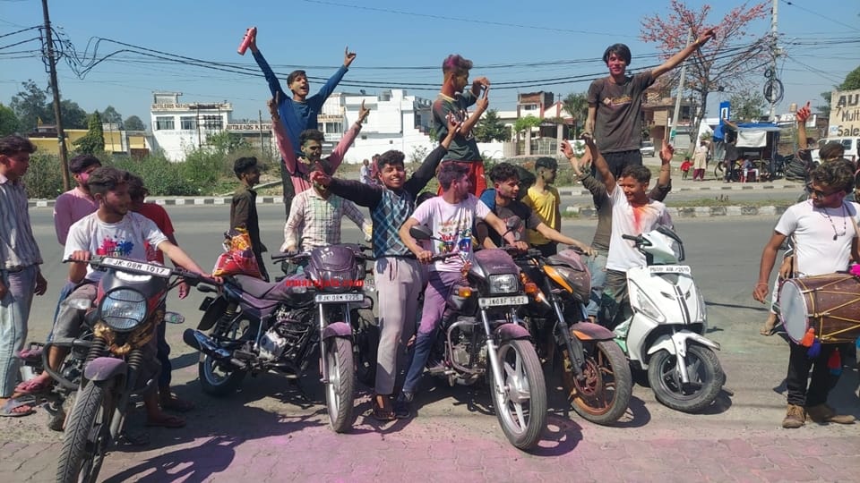 Holi 2023: Holi celebrated in Jammu division people dressed in colorful colors danced to beat of drums