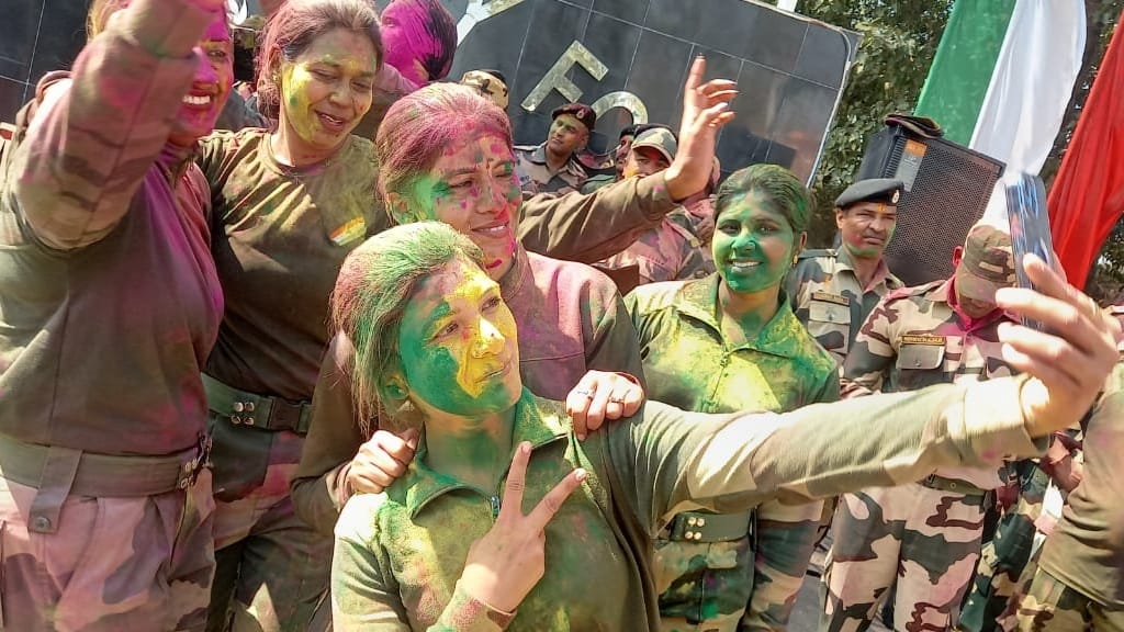 Jammu: BSF jawans and women jawans celebrated Holi on International Border security personnel danced fiercely