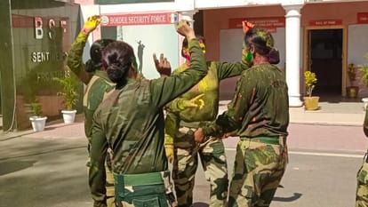 Jammu: BSF jawans and women jawans celebrated Holi on International Border security personnel danced fiercely