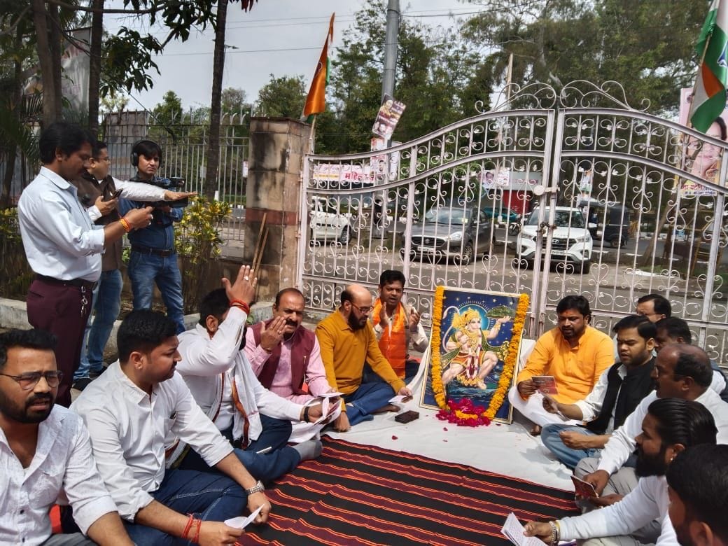 MP News: Protest continues against body display in bikini in front of Hanuman statue, Congress recites Hanuman