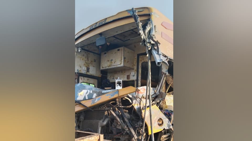 Big road accident in Kannauj, sleeper bus collided with truck
