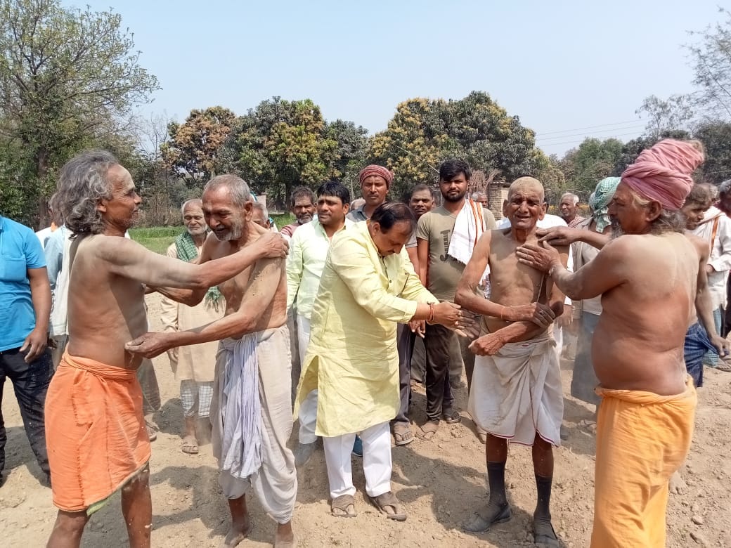 Farmers' unique protest: Holi played with farm soil, Tilak applied on each other's forehead, took this pledge