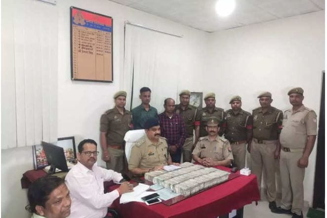 40 bundles worth two and a half lakh each' were found from youths at Cantt station, wires are connected to Jha